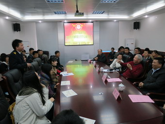 柳船长耐心回答学生的提问