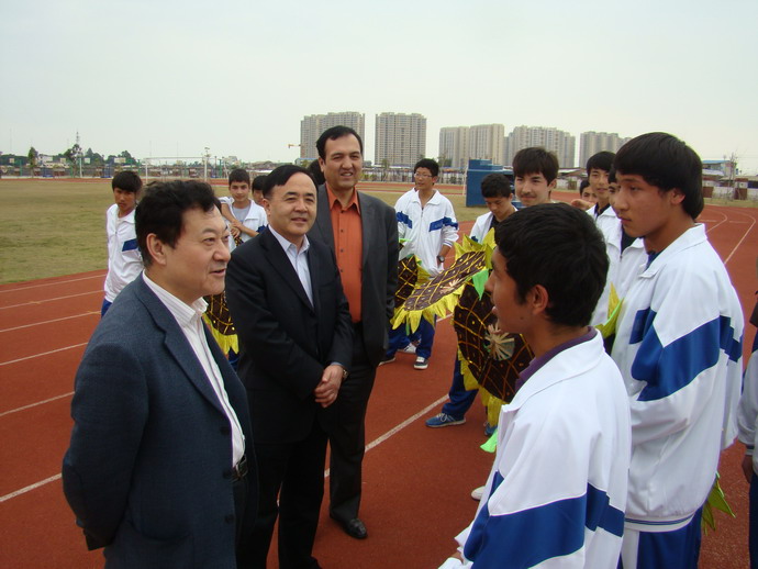 新疆教育厅厅长看望集美中学新疆班学生