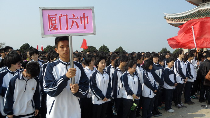 厦门六中900名师生参加祭奠陈嘉庚活动