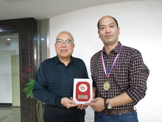 厦门市政府颁发的捐资兴学尊师重教铜质奖章
