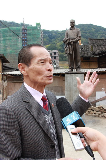 杜成国校友捐建的嘉庚像