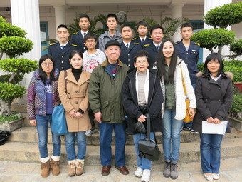 柳辉船长伉俪与获奖学生合影留念